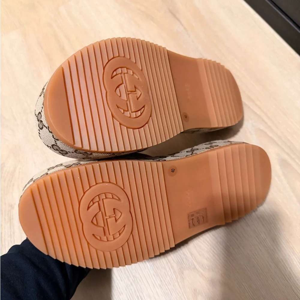 Gucci Beige Canvas GG Platform Slide Sandals - Picture 3 of 4